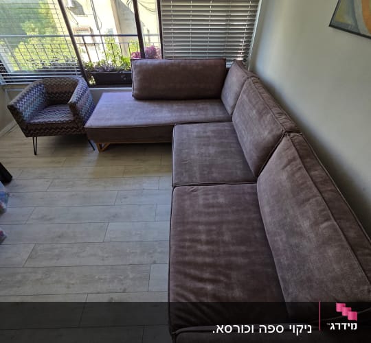 ספה נקייה ליד חלון עם תריסים